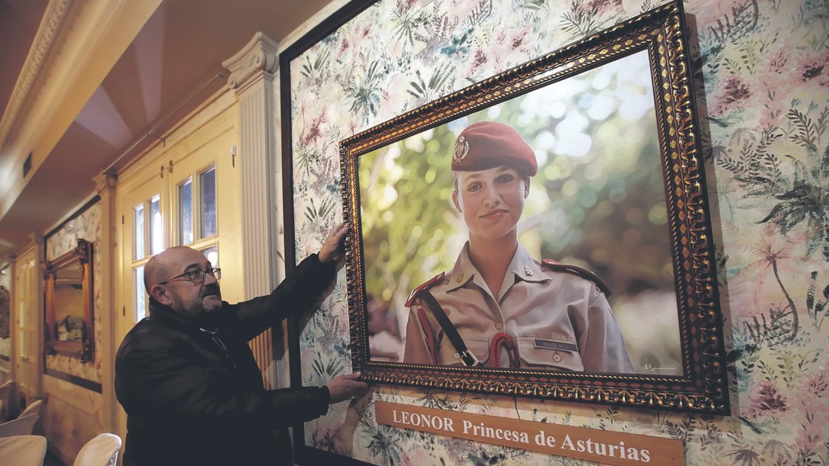 Alberto Villaverde, colocando esta semana el cuadro de Leonor tras cumplir 18 años. ANA F. BARREDO