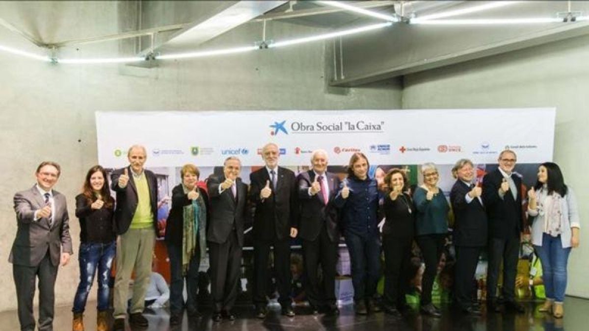Foto de familia con representantes de entidades sociales y directivos de la Fundació Obra Social La Caixa.