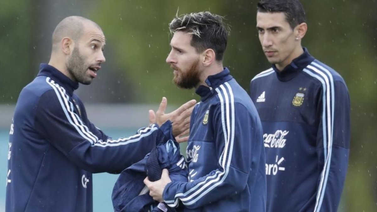 Mascherano, Messi y Di Maria, en el entrenamiento de la selección argentina en Buenos Aires.