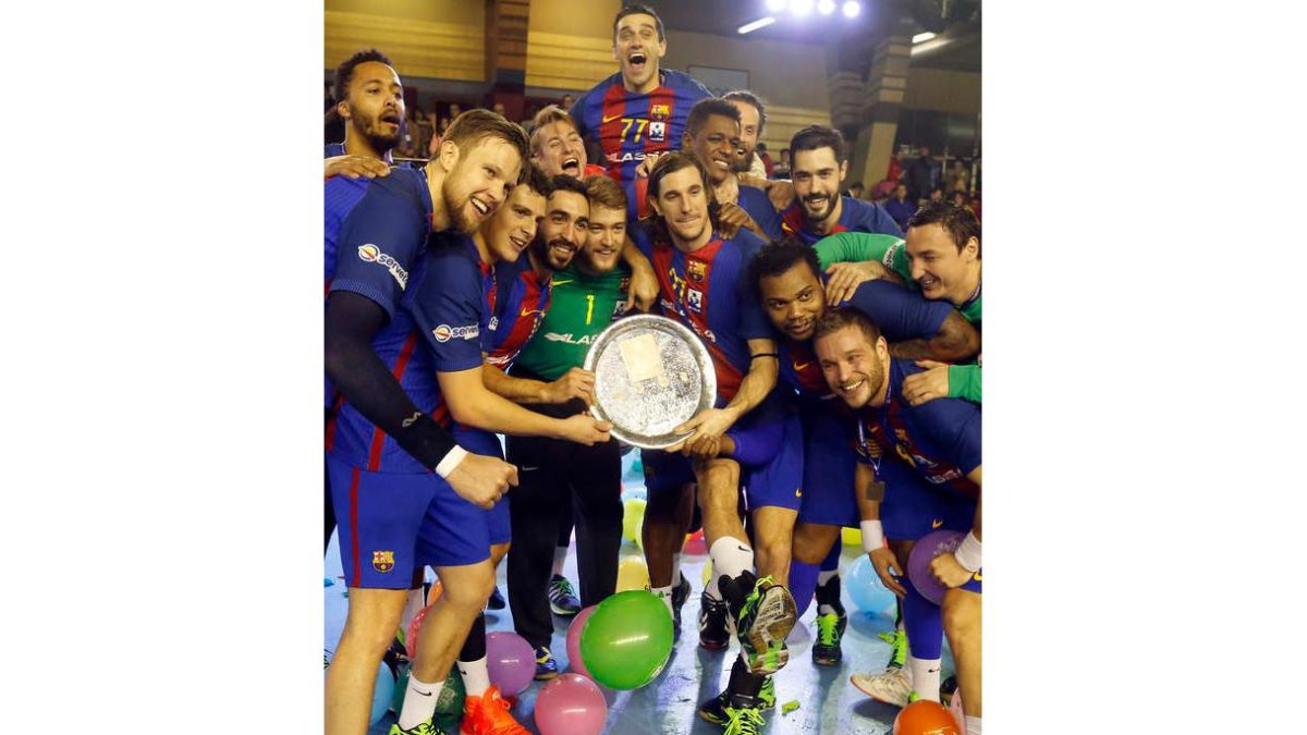 El Barcelona celebra en el centro de la pista su sexto triunfo seguido en la Copa Asobal. MARCIANO
