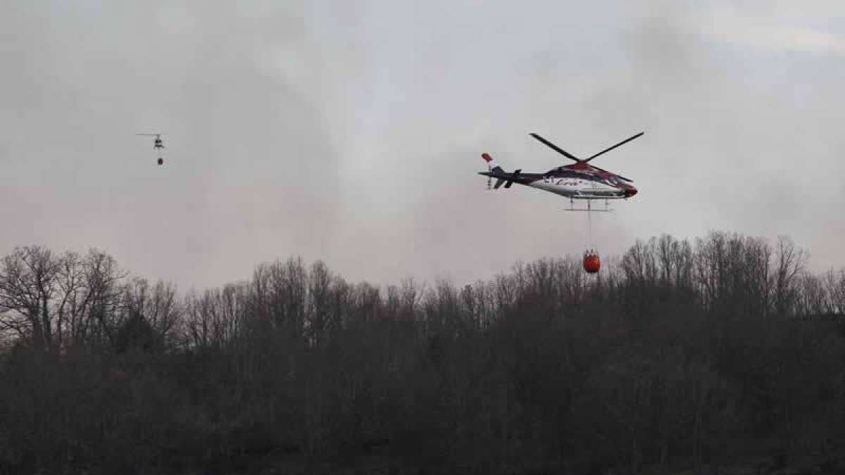 Dos de los helicópteros desplazados ayer a la zona.