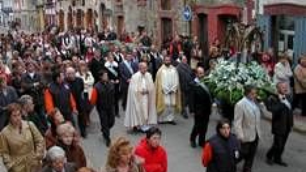 La virgen peregrinó desde Buen Suceso hasta La Pola, arropada por multitud de fieles