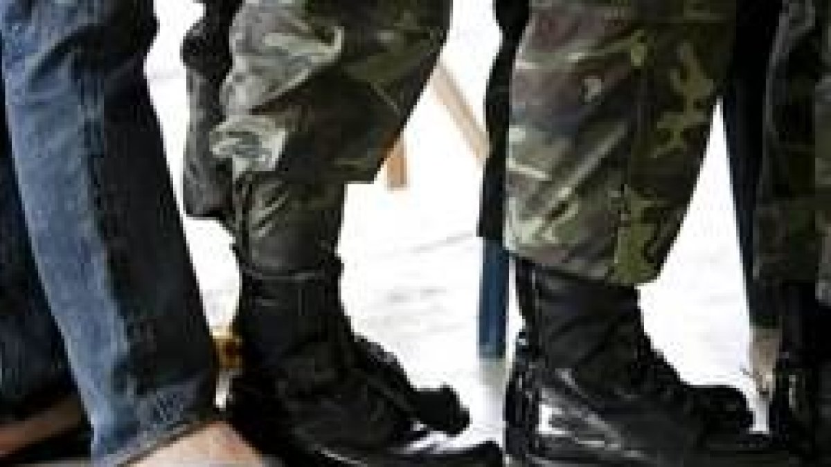 Civiles y soldados se mezclan para votar en unas elecciones esperadas
