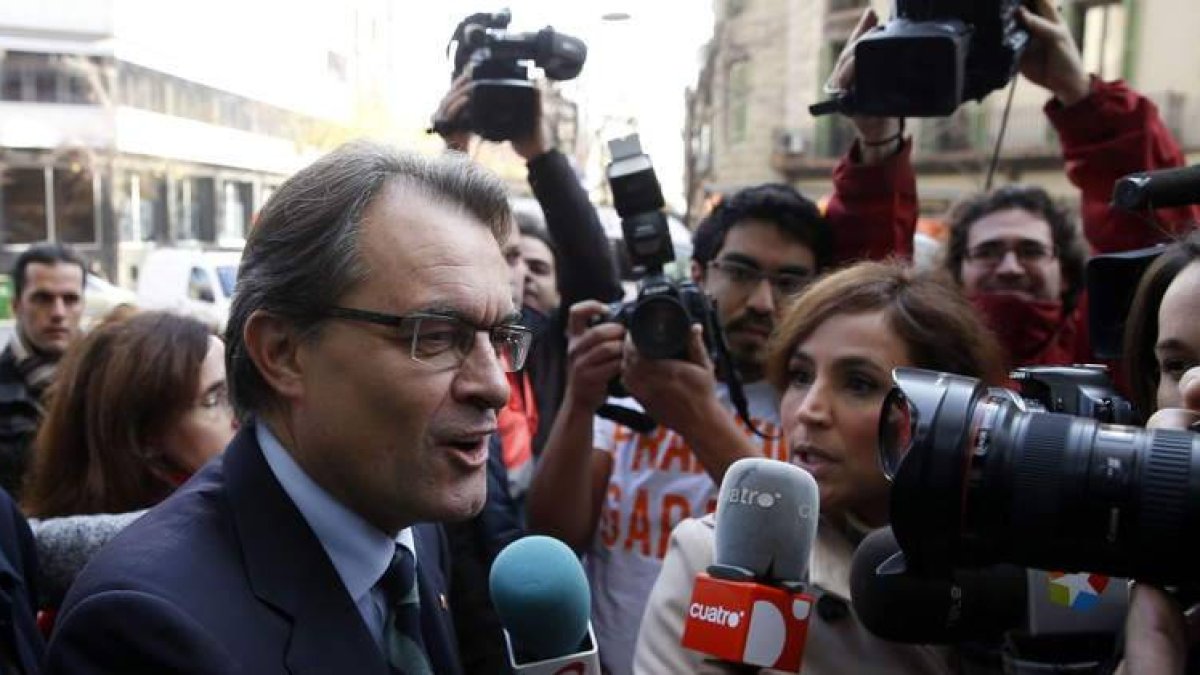 El presidente de la Generalitat y de CiU, Artur Mas, atiende a los periodistas.