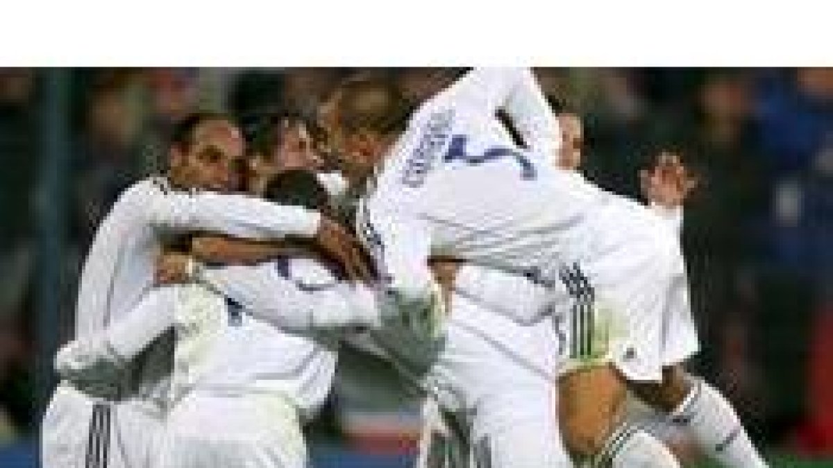 Los jugadores blancos se abrazan para celebrar la goleada al débil conjunto rumano