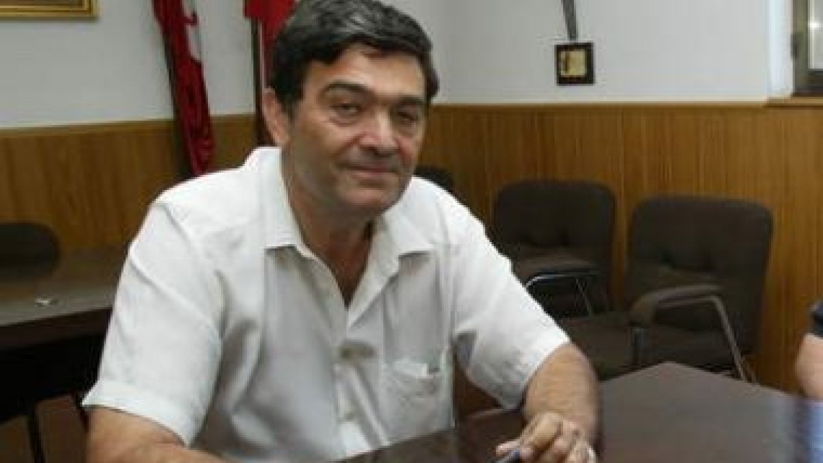 El alcalde de Torre del Bierzo, el popular Manuel Merayo, en el salón de plenos municipal.