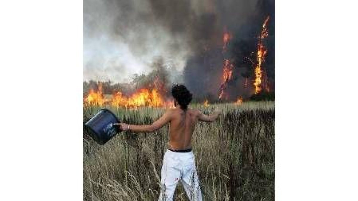 Un joven se desespera en el incendio de Villagarcía de Arosa