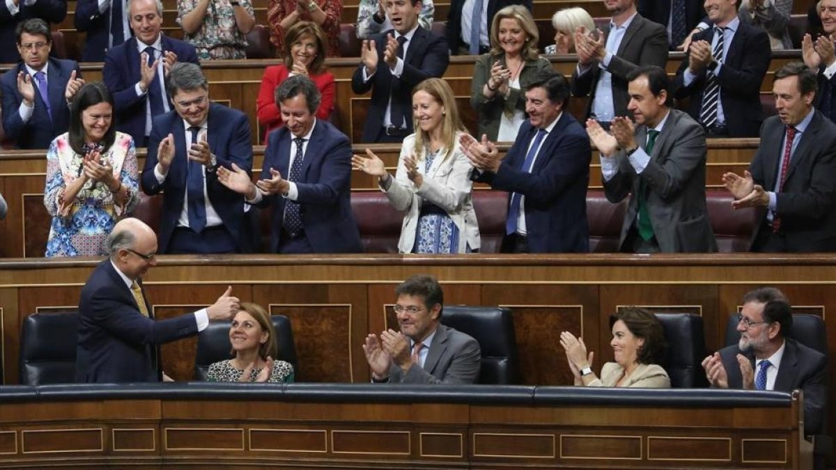 Los parlamentarios del PP aplauden al ministro de Hacienda, Cristóbal Montoro, en el pleno de aprobación de los Presupuestos del 2017, el pasado 31 de mayo.