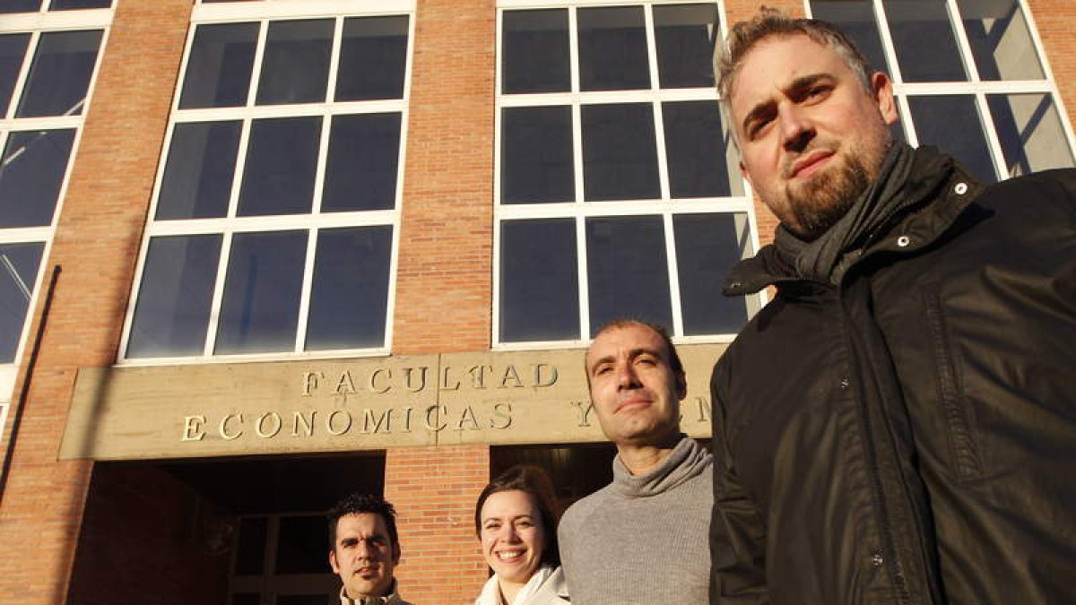 Luis Sevilla, Ana Alonso y Marcos Recio junto con el profesor que ha dirigido el proyecto de Cunilat, Miguel Cervantes.