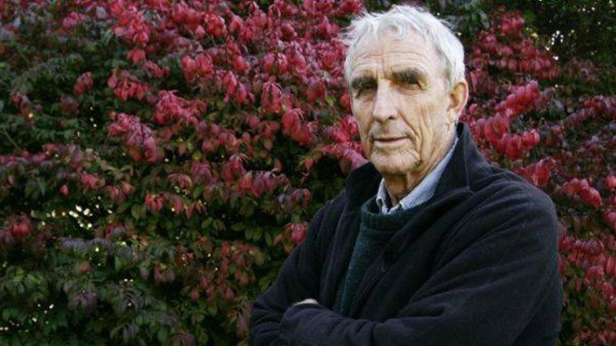 El escritor Peter Matthiessen, en el jardín de su casa.