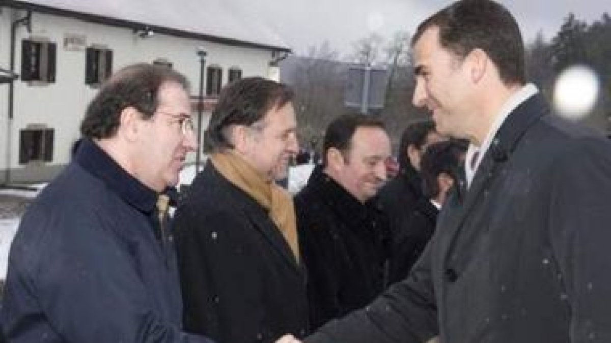 El Príncipe Felipe saluda a Juan Vicente Herrera a su llegada a Roncesvalles.
