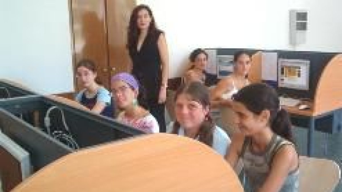 Los alumnos del nuevo centro informático durante una clase