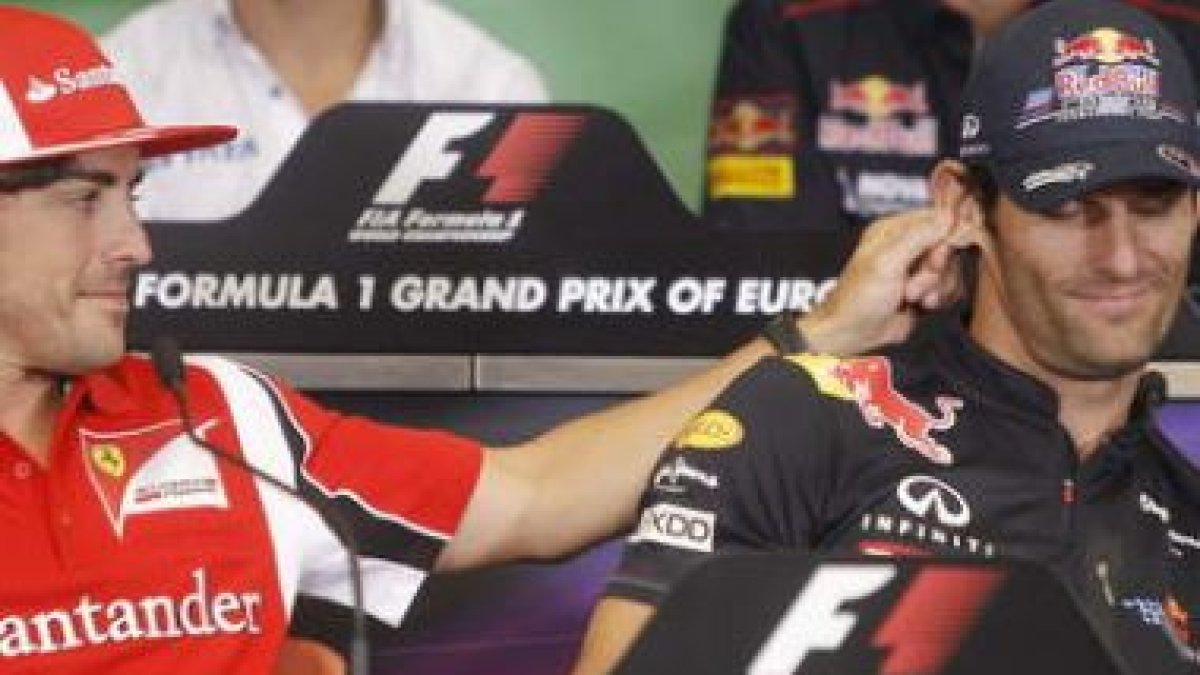 Alonso bromea con el australiano de Red Bull, Weber.