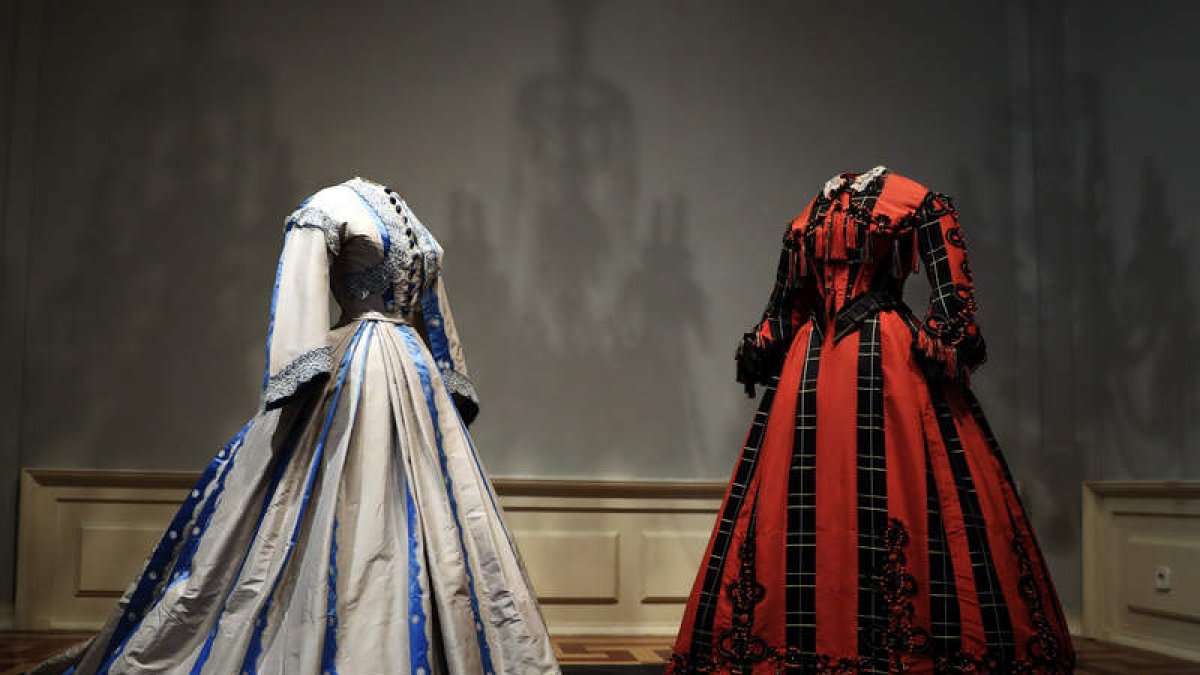 Imagen de dos de los vestidos que se muestran en la exposición. SERGIO BARRENECHEA
