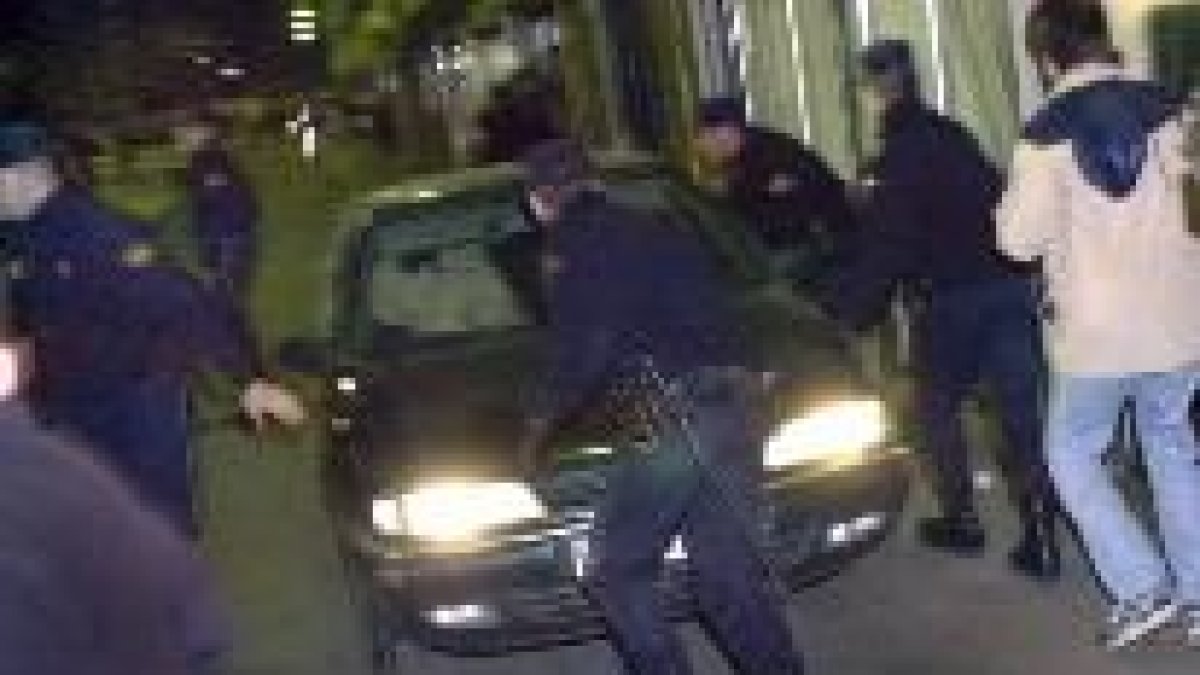 Varios policías protegen el coche que traslada al joven de 24 años acusado del crimen del Putxet