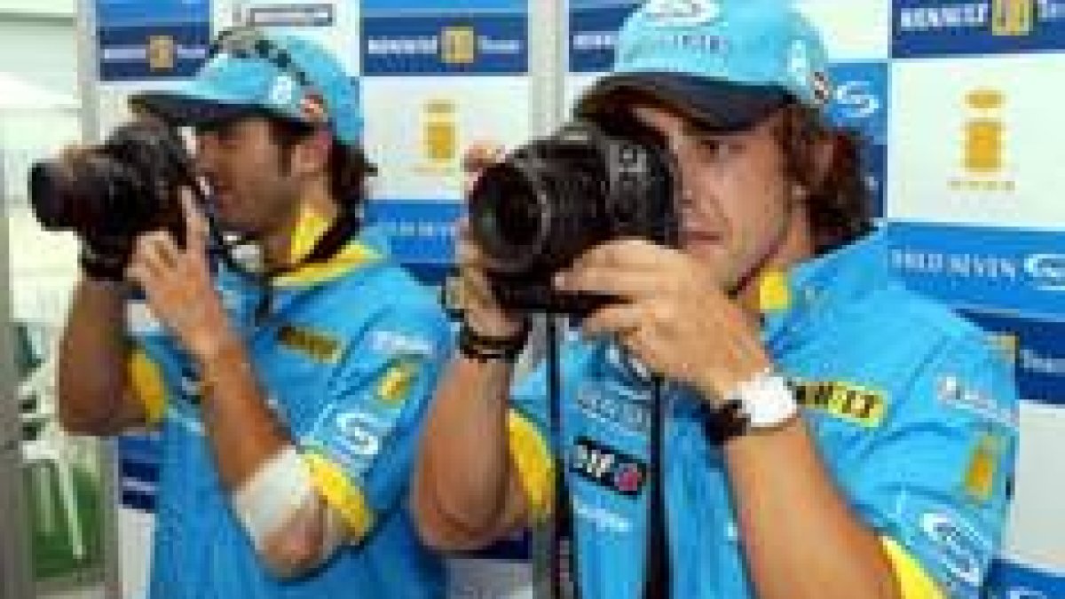 Trulli y Fernando Alonso durante uno de los compromisos publicitarios del equipo en Malasia