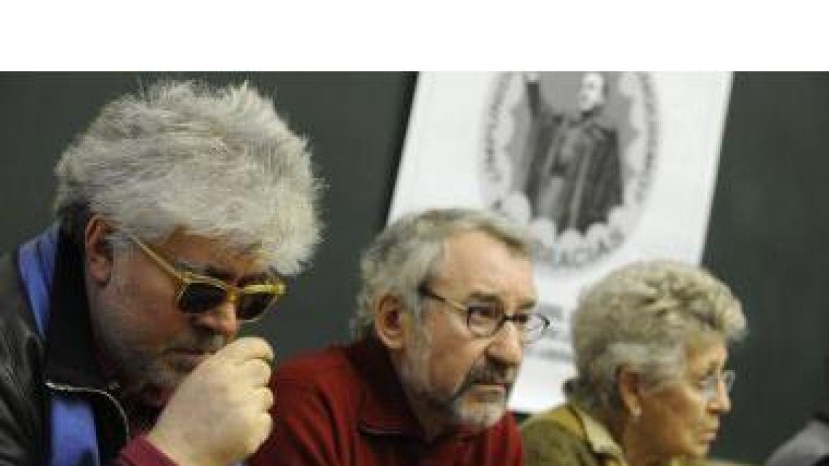 Almodóvar, Sacristán y Pilar Bardem durante el anuncio de su encierro indefinido.