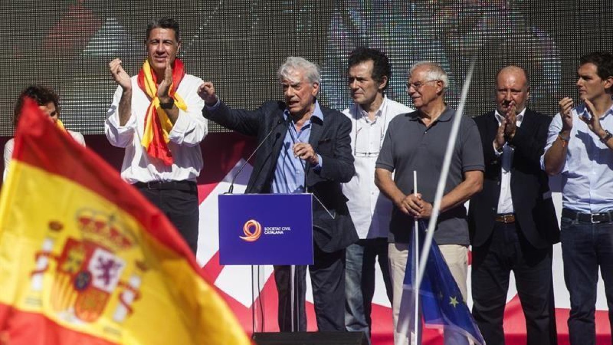 El premio Nobel Mario Vargas Llosa, interviene al final de la manifestación convocada por Societat Civil Catalana hoy en Barcelona en defensa de la unidad de España bajo el lema "¡Basta!