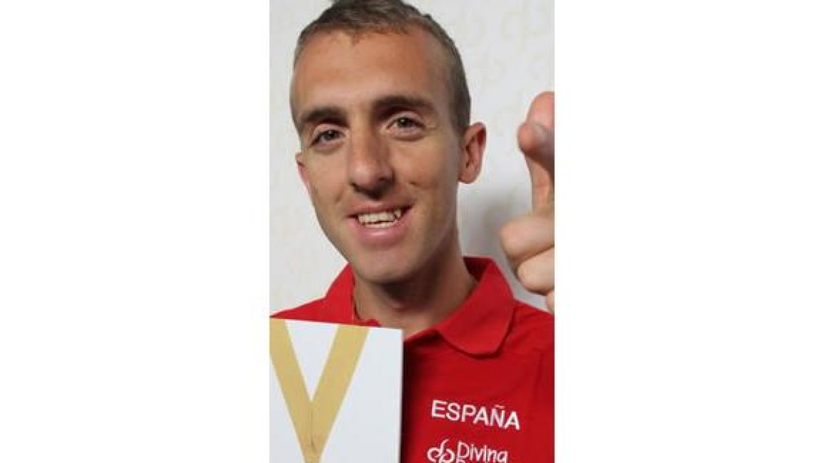 Sergio Sánchez bromea con una medalla de papel.