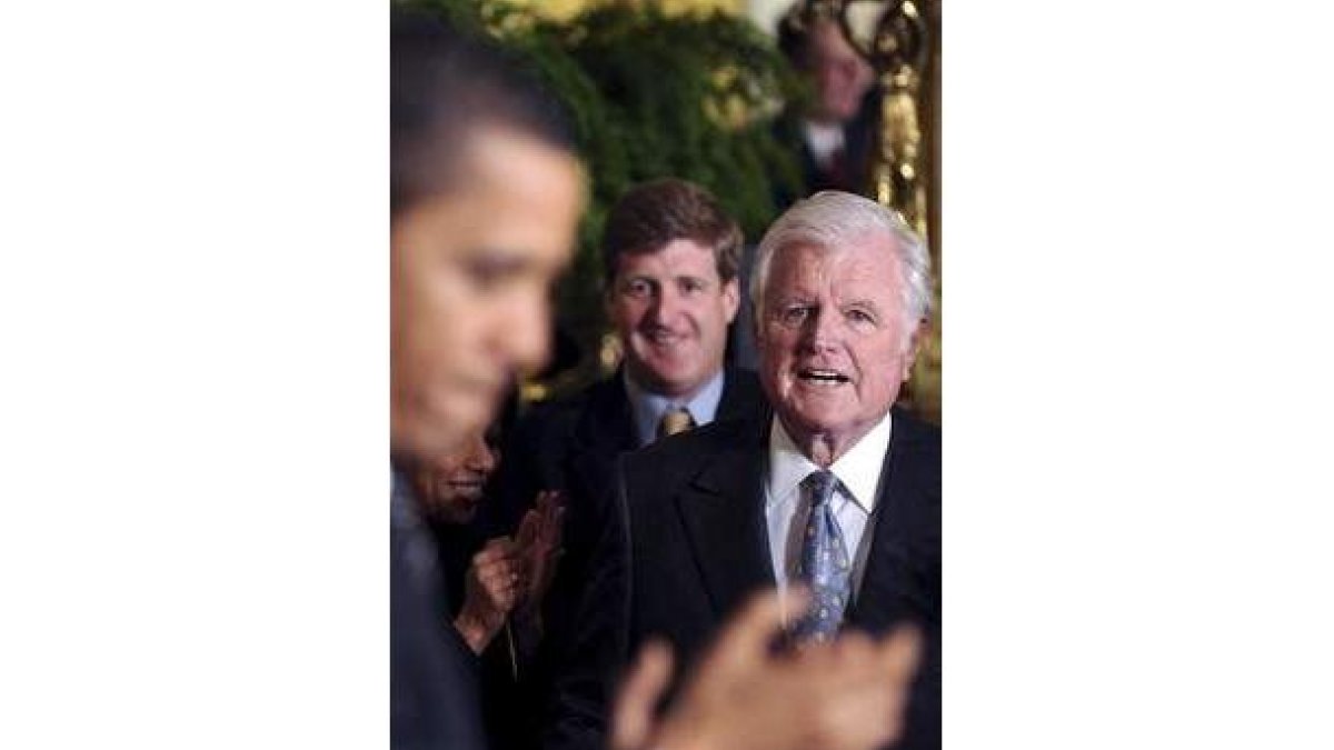 Obama aplaude a Edward Kennedy; detrás, su hijo Patrick.