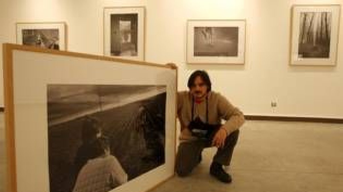 Jesús Fernández Salvadores, fotógrafo de Diario de León, posa junto a una de sus obras