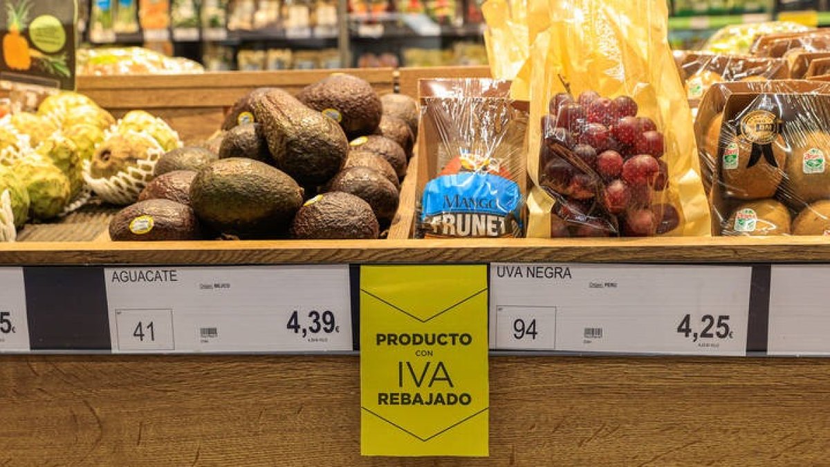 Los supermercados y tiendas de alimentación abren este lunes con los nuevos precios de los alimentos básicos sin IVA. ZIPI
