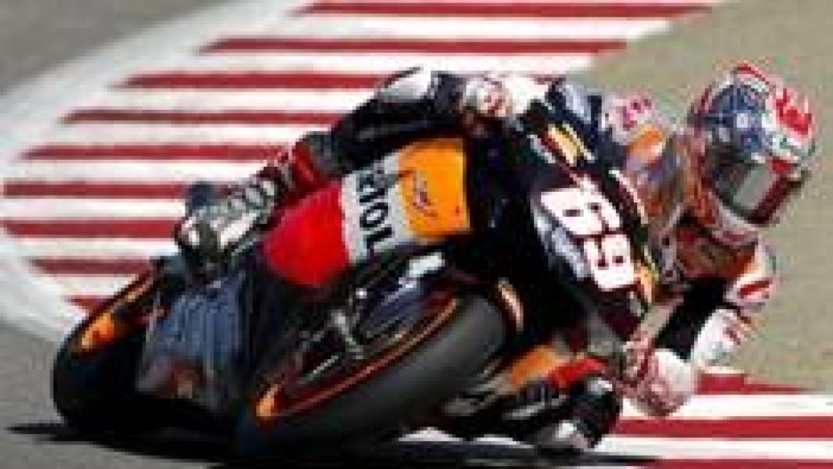 Nicky Hayden tomando una curva en el circuito de Laguna Seca en Estados Unidos