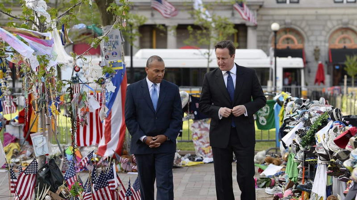 Cameron, en el escenario de los atentados de Boston, durante su visita a EE.UU.