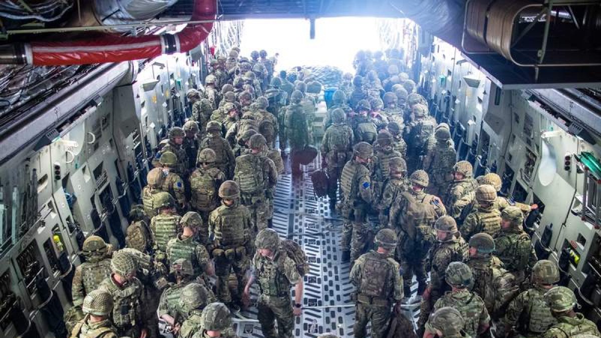 Soldados británicos embarcados en un avión militar de carga en el aeropuerto de Kabul listos para abandonar Afganistán. BEN SHREAD