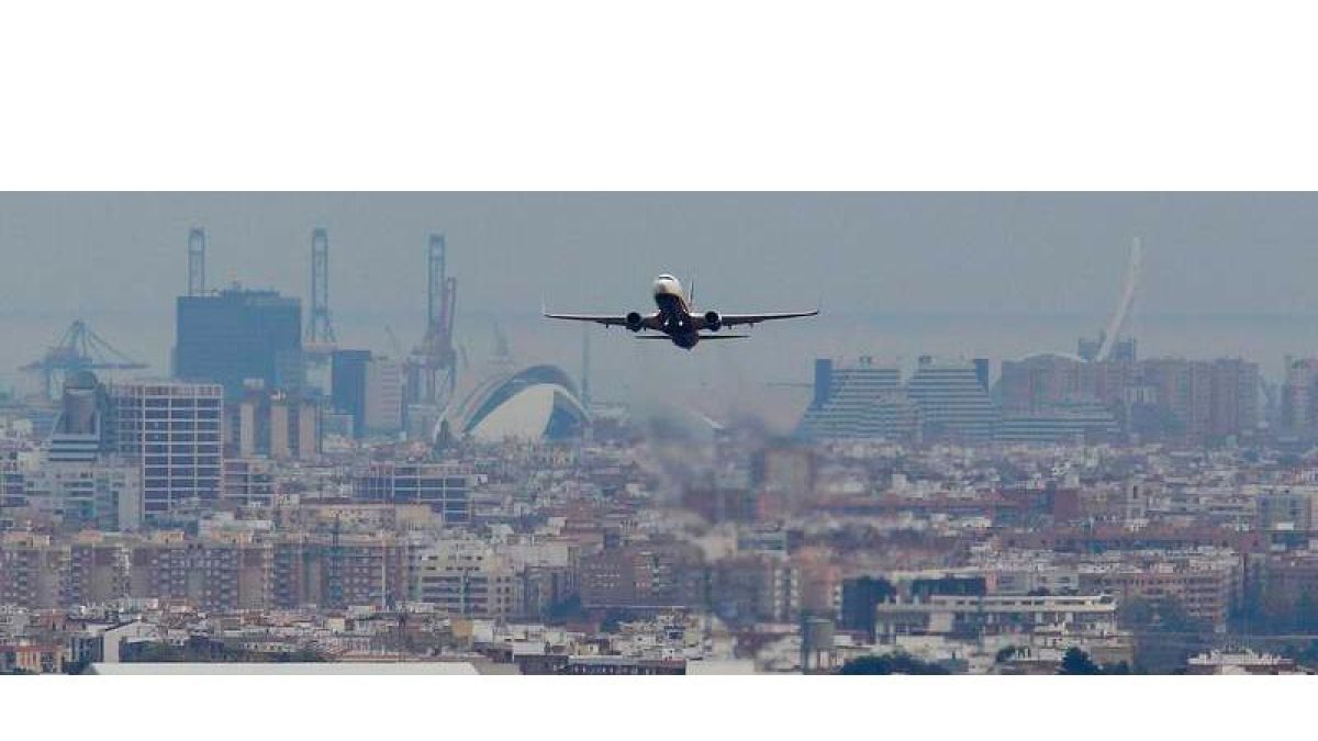Un avión comercial despega desde el aeropuerto de Manises (Valencia), tras la huelga de controladores de hace un año.