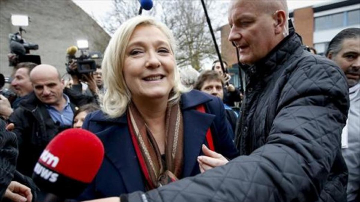 Marine Le Pen, protegida por su guardaespaldas, Thierry Légier, en una imagen de archivo.