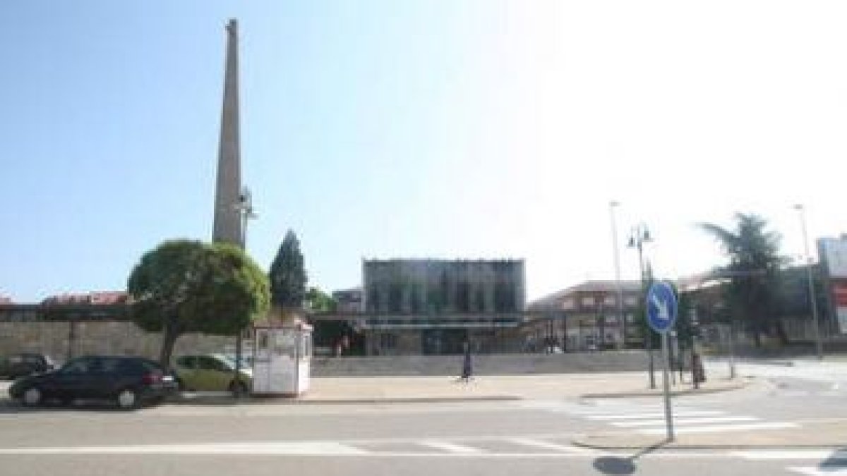 El Ayuntamiento modernizará y reubicará la caseta de información en la nueva plaza.