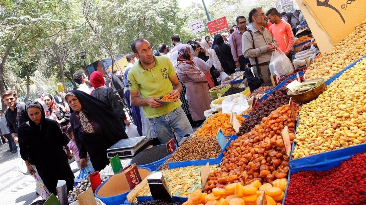 Ciudadanos iranís compran en los negocios del Gran Bazar de Teherán este lunes, horas antes de la entrada en vigor de las nuevas sanciones de EEUU. /