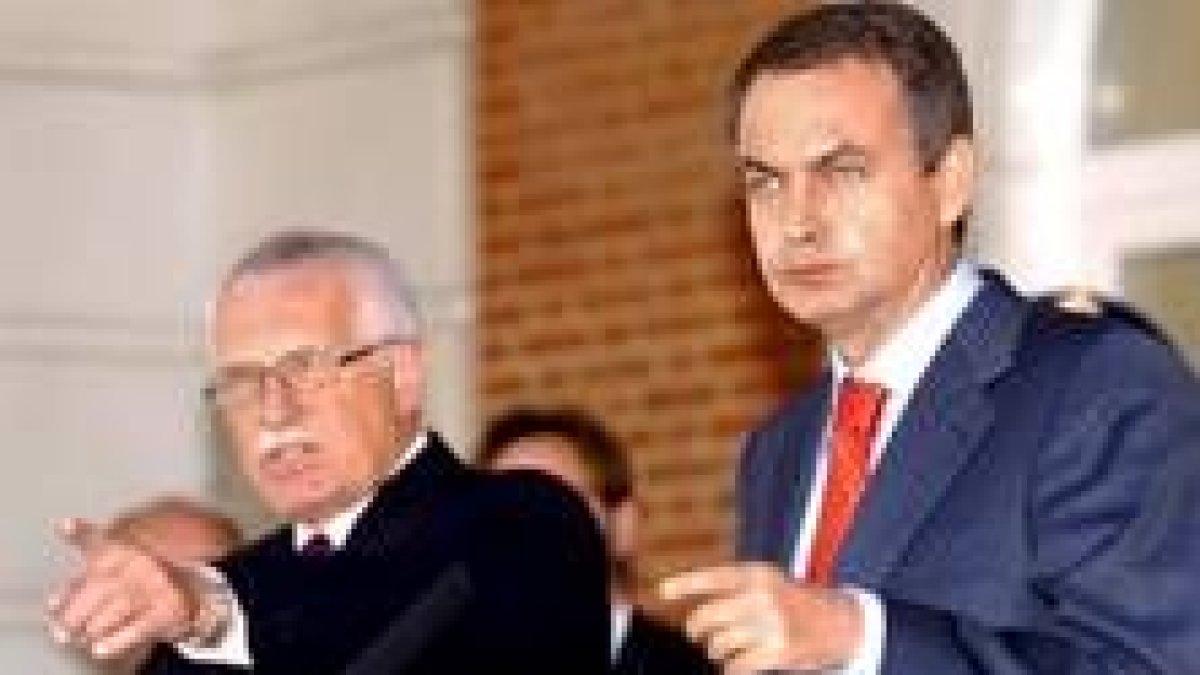 José Luis Rodríguez Zapatero junto a el presidente checo, Vaclav Klaus, ayer en La Moncloa