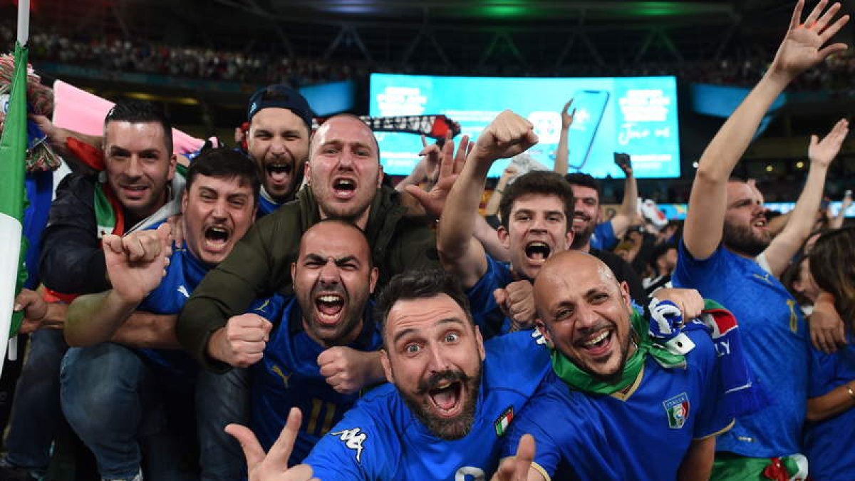 Los ‘tifosi’ festejan por todo lo alto el éxito de Italia. PAUL ELLIS