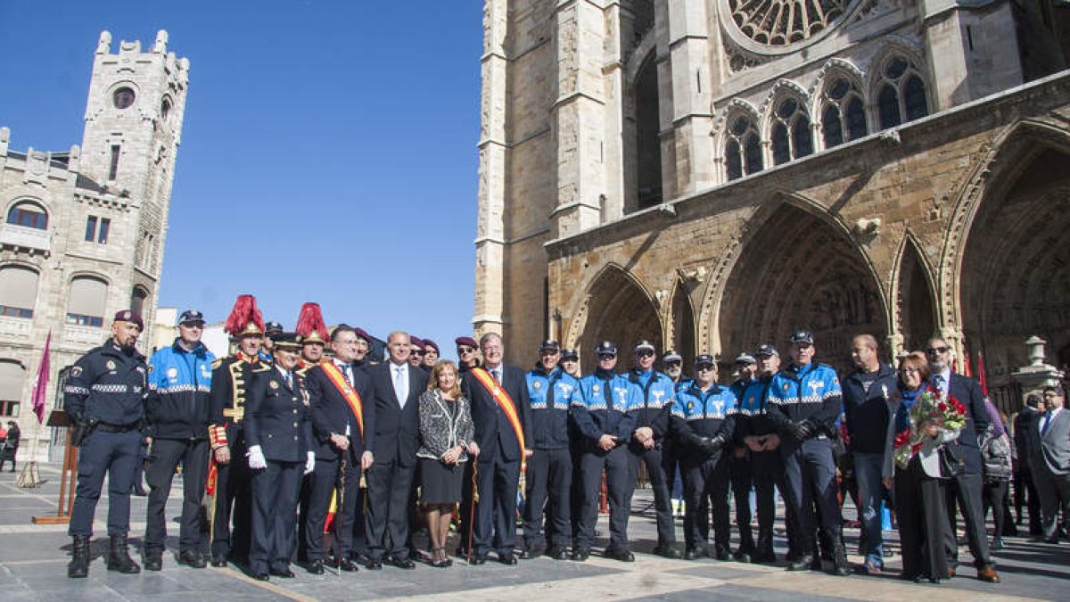 Foto de familia de los premiados junto al alcalde de León, en el acto celebrado en la plaza de Regla. F. OTERO PERANDONES