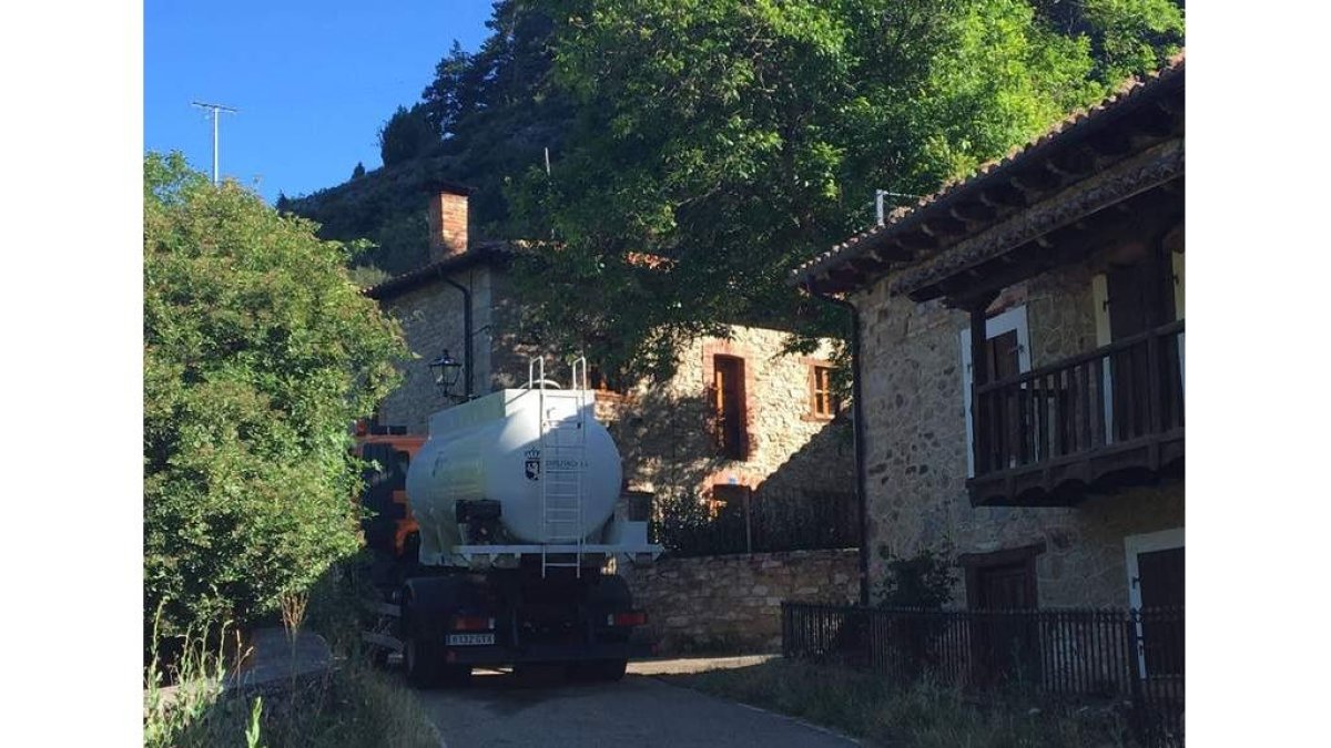 El camión cisterna de la Diputación llevó agua al depósito. CAMPOS
