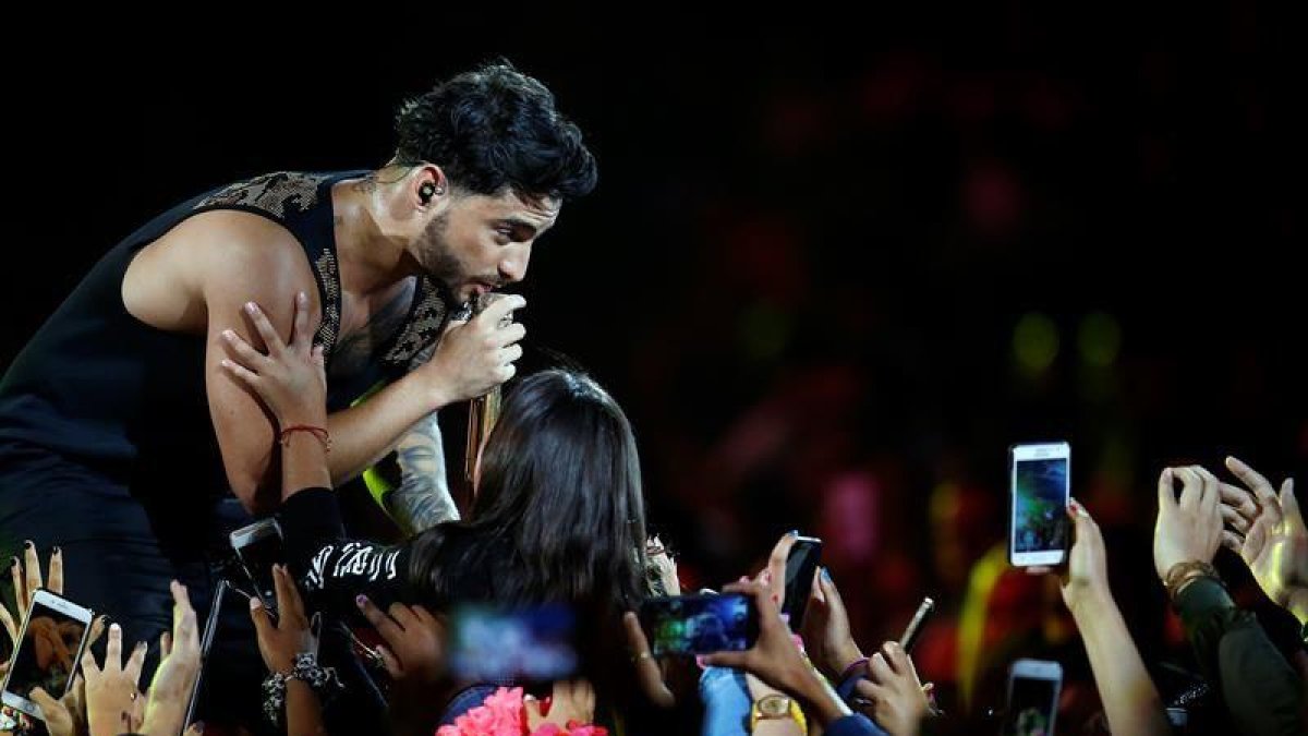 El cantante colombiano Maluma rodeado de fans en un concierto