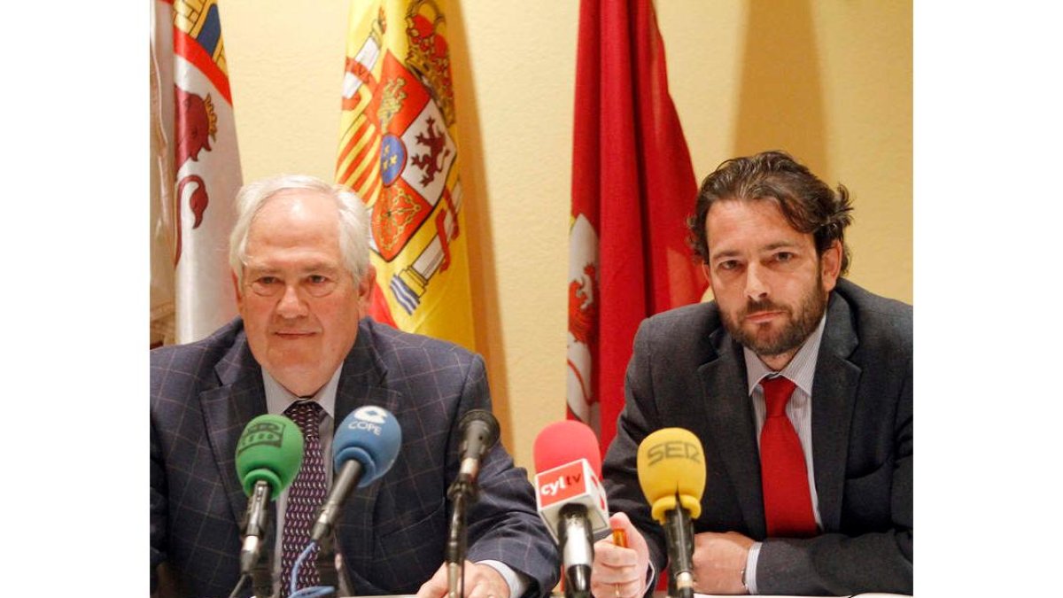 Guillermo García y César Burón, ayer en la Junta en León.