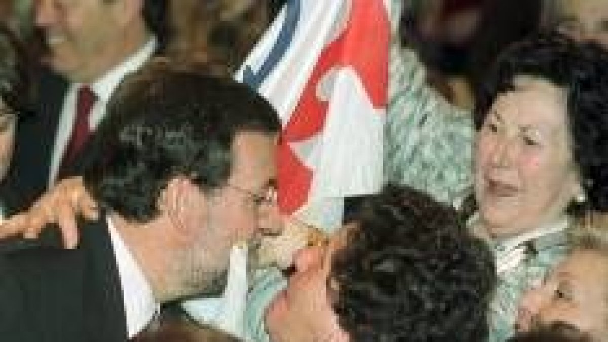 Mariano Rajoy recibe el saludo de dos mujeres durante el mitin que ofreció ayer en Ciudad Real