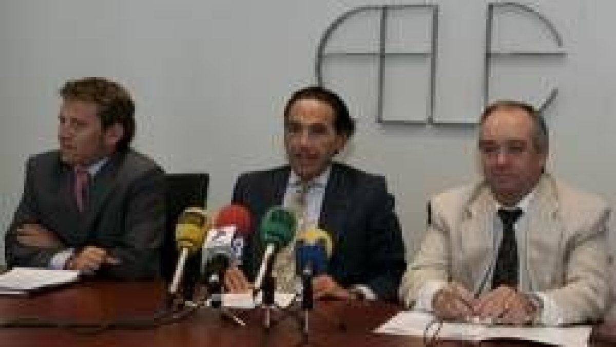 Enrique Suárez, Álvaro Díez y Hermenegildo Fernández, durante el transcurso de la rueda de prensa
