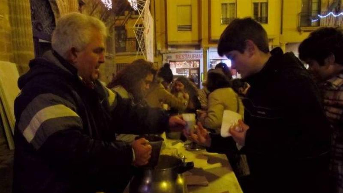 El reparto de chocolate y mantecadas cerró la campaña.