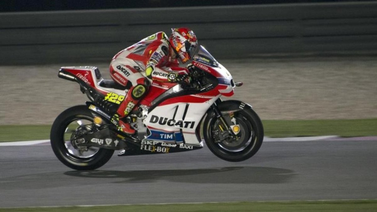 Iannone, durante la vuelta rápida en el circuito de Doha.