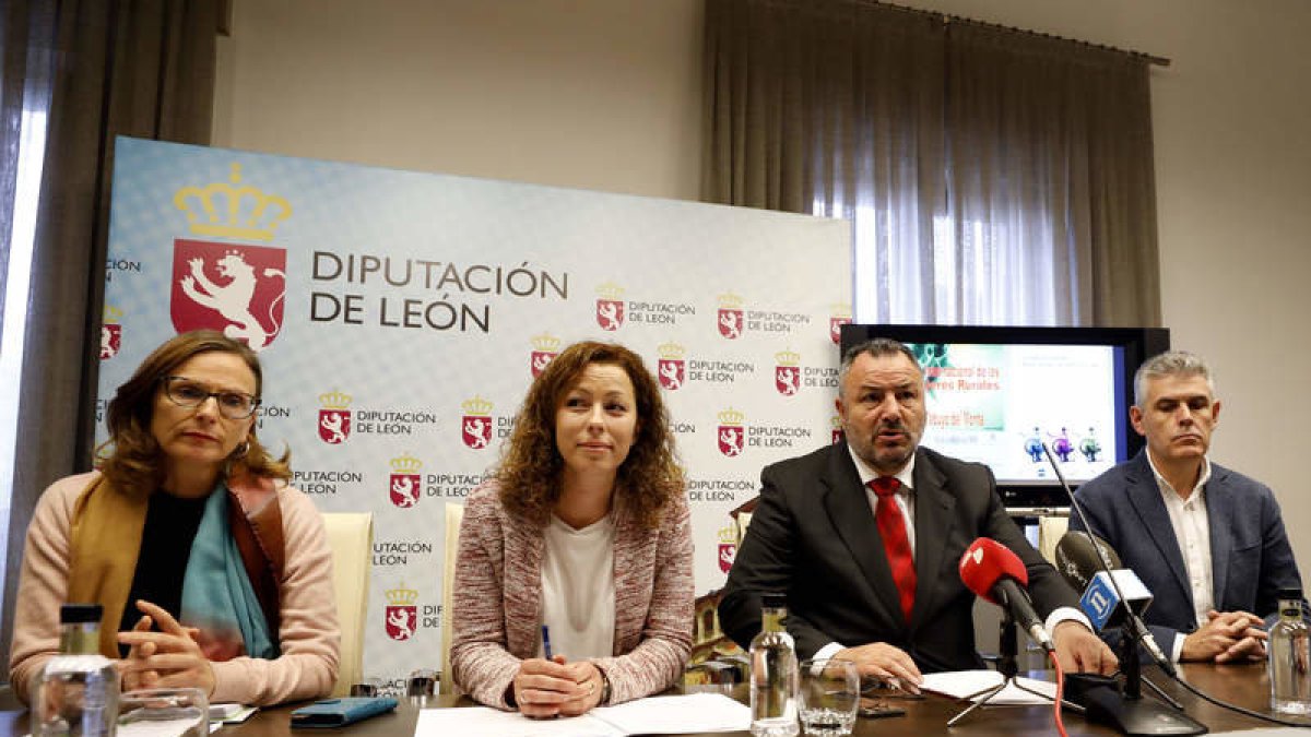 Javier Morán, en el centro, junto a la diputada Carolina López, ayer en León. MARCIANO PÉREZ