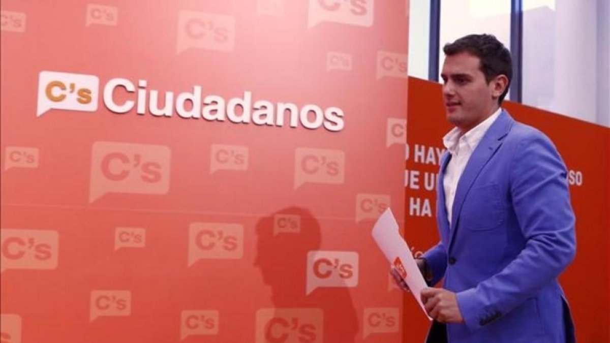 Albert Rivera se dispone a dar una rueda de prensa, tras la reunión de la ejecutiva, el 1 de agosto