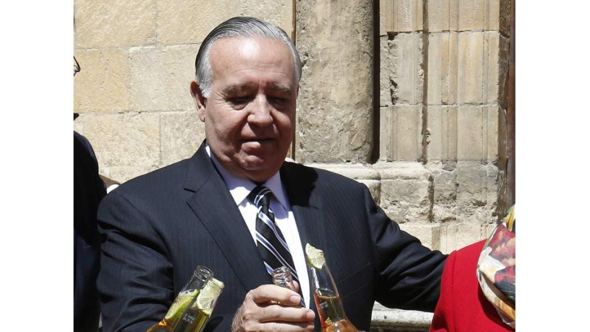 Valentín Díez, en León, con su producto estrella: la Coronita. RAMIRO
