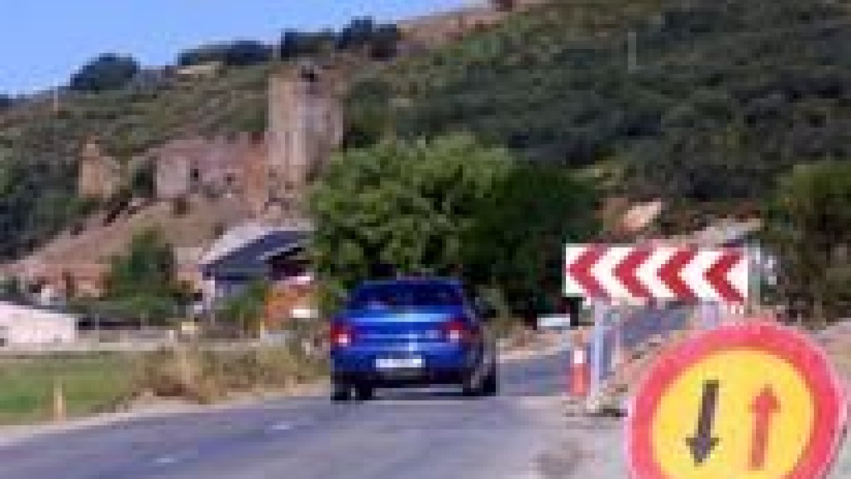 Imagen de las obras de la carretera a Villablino por Omaña, que se financia con el plan del carbón
