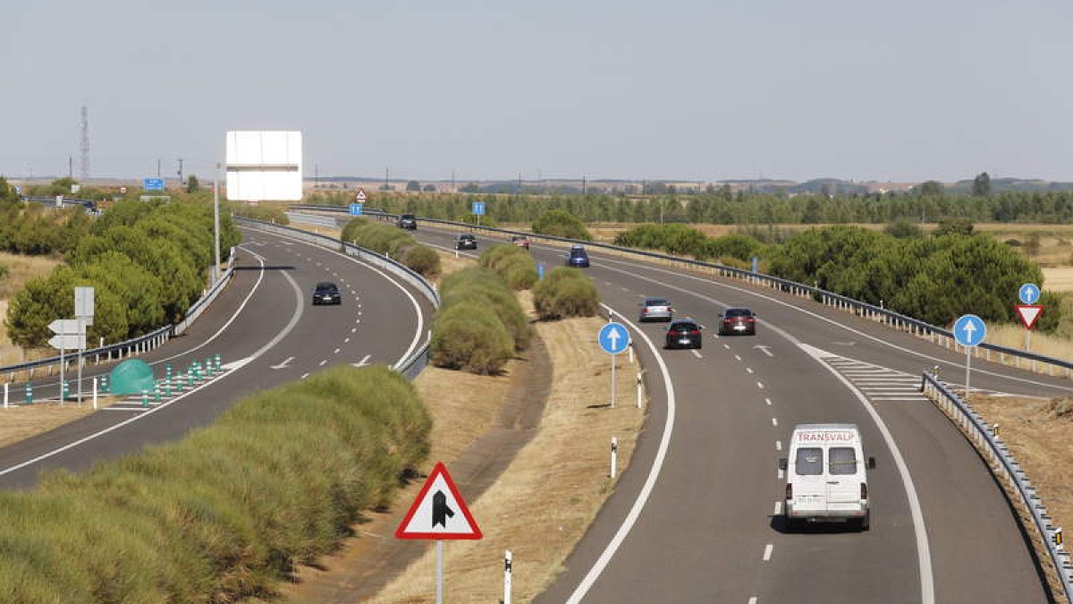 Autovía León-Burgos, en su salida desde la capital, en una imagen reciente. RAMIRO