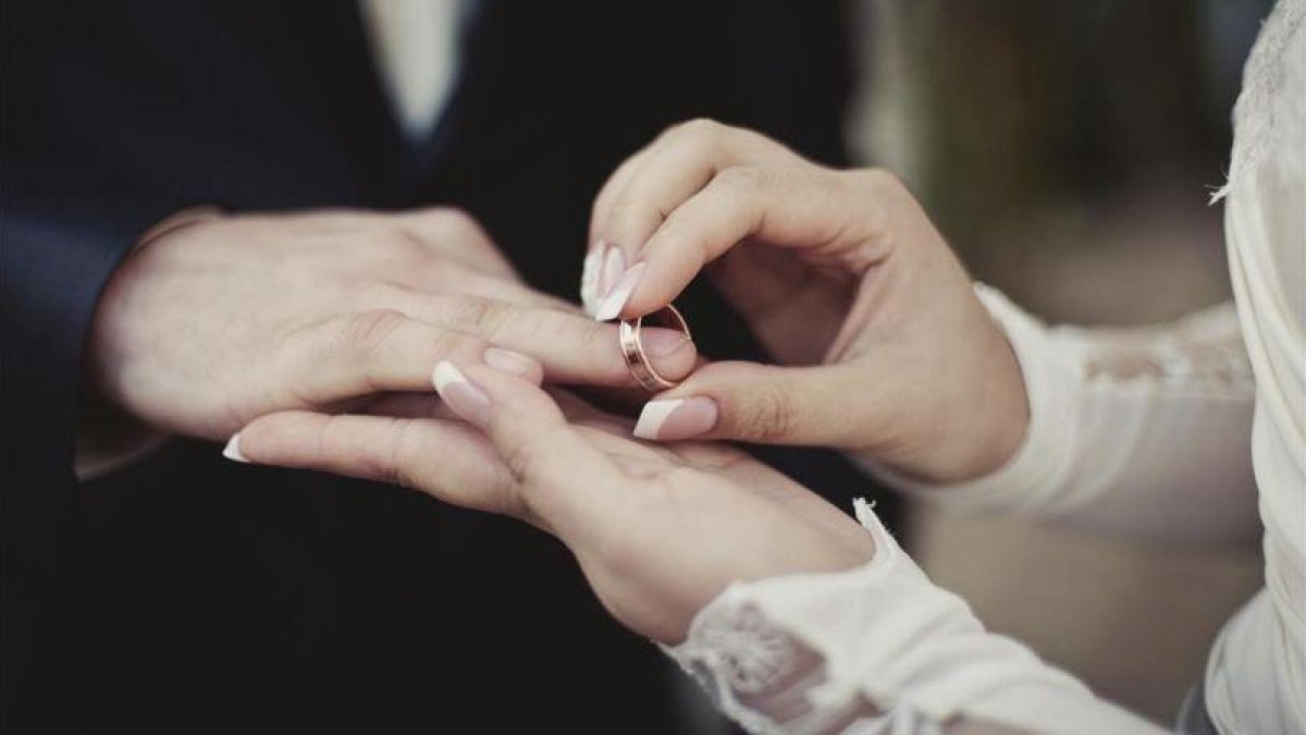 Una pareja contrayendo matrimonio, en una imagen de archivo.