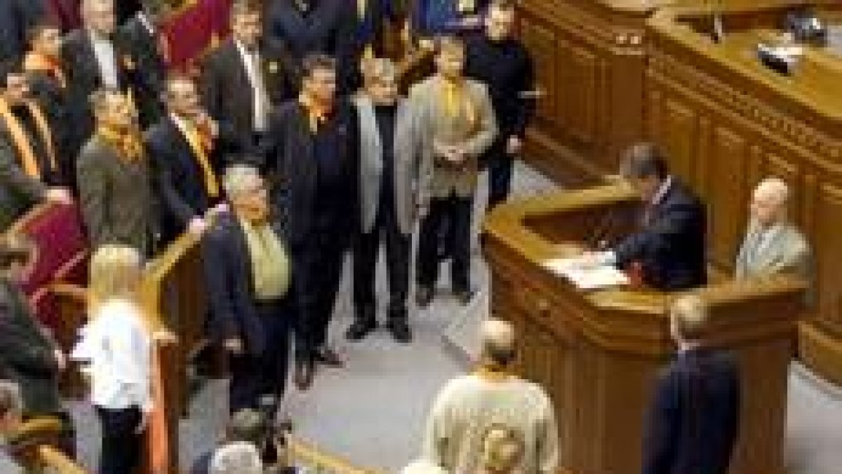 Víctor Yúschenko jura su cargo ante sus diputados leales en el Parlamento de Kiev